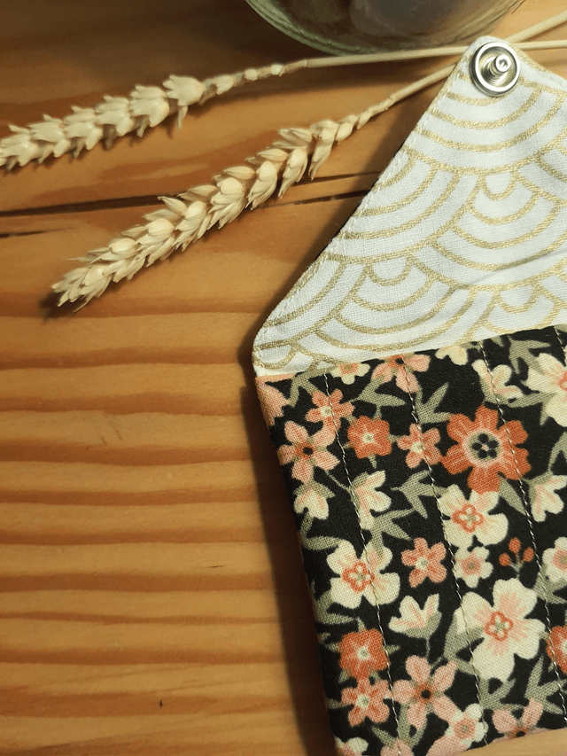 Mini pochette fleurie noire 