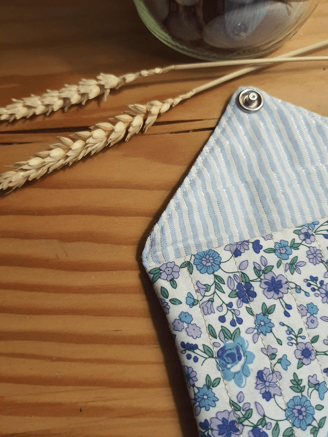 Mini pochette fleurie bleue