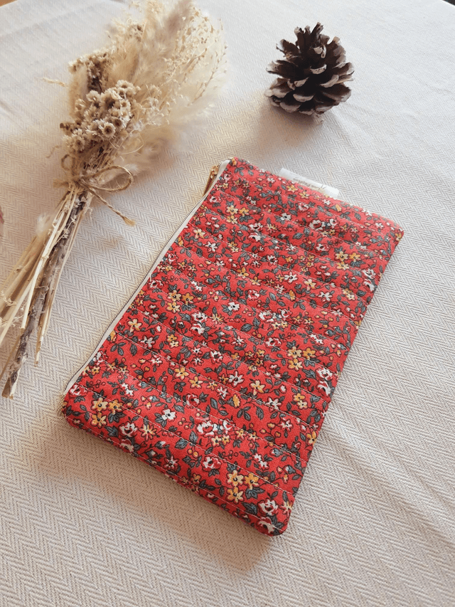 Trousse matelassée rouge fleurie