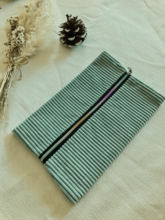 Trousse plate longue vert d'eau
