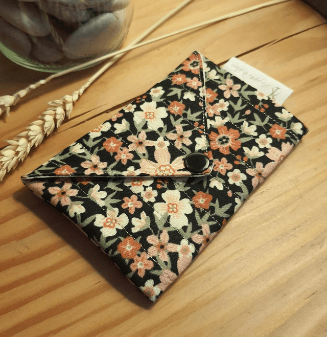 Mini pochette fleurie noire 