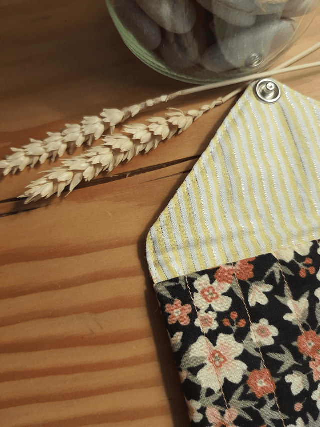 Mini pochette fleurie noire