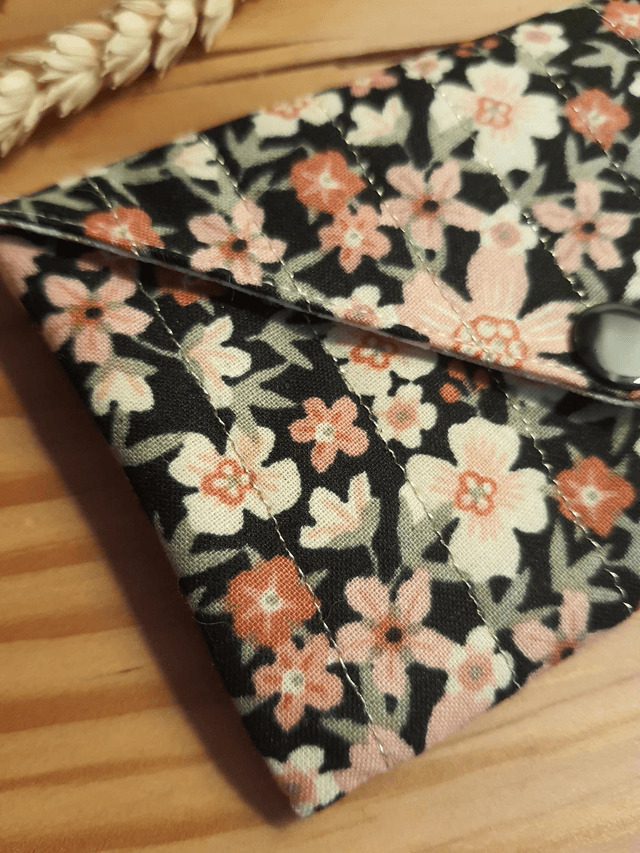 Mini pochette fleurie noire 